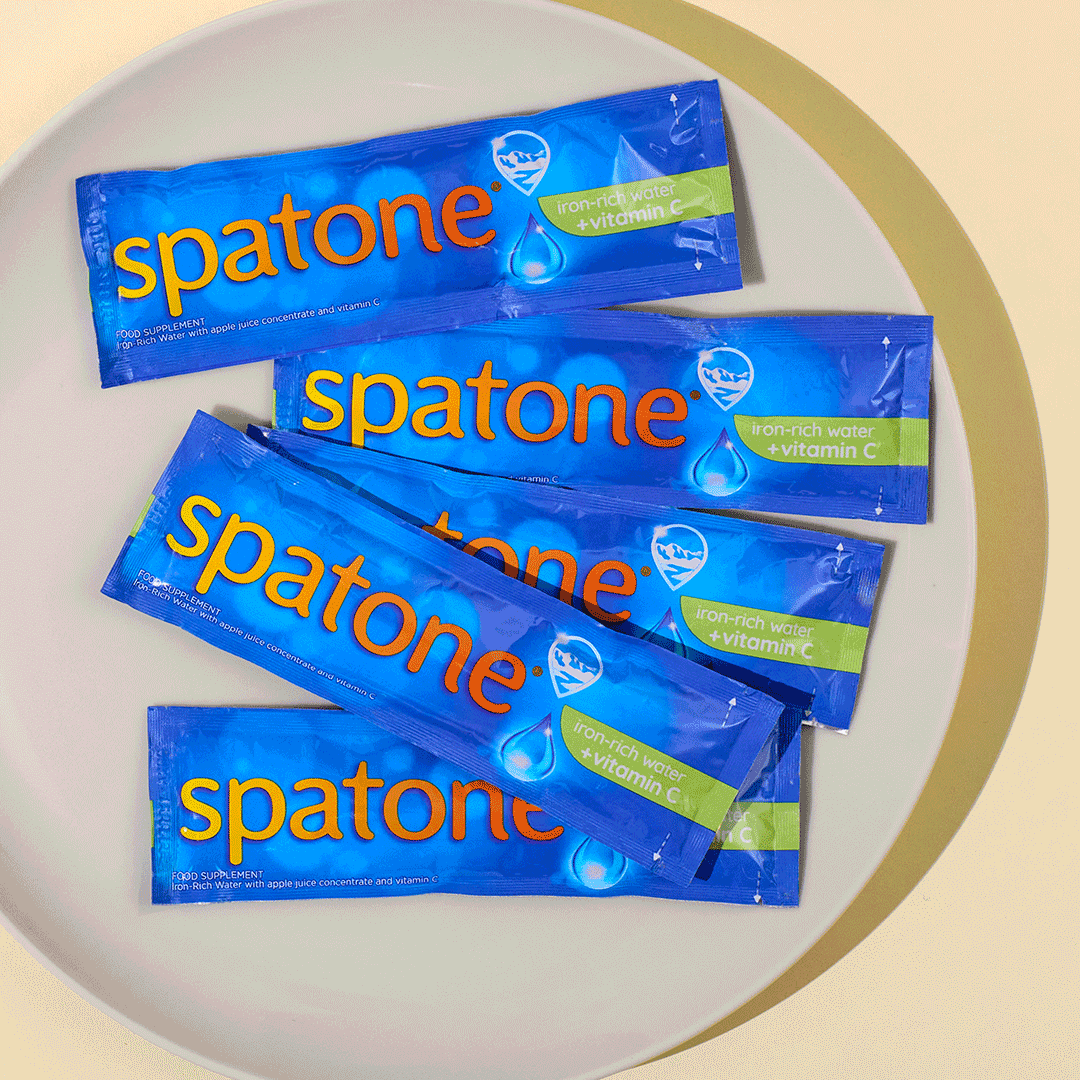 Gif of 4 Spatone Apple Sachets moving around of a plate.