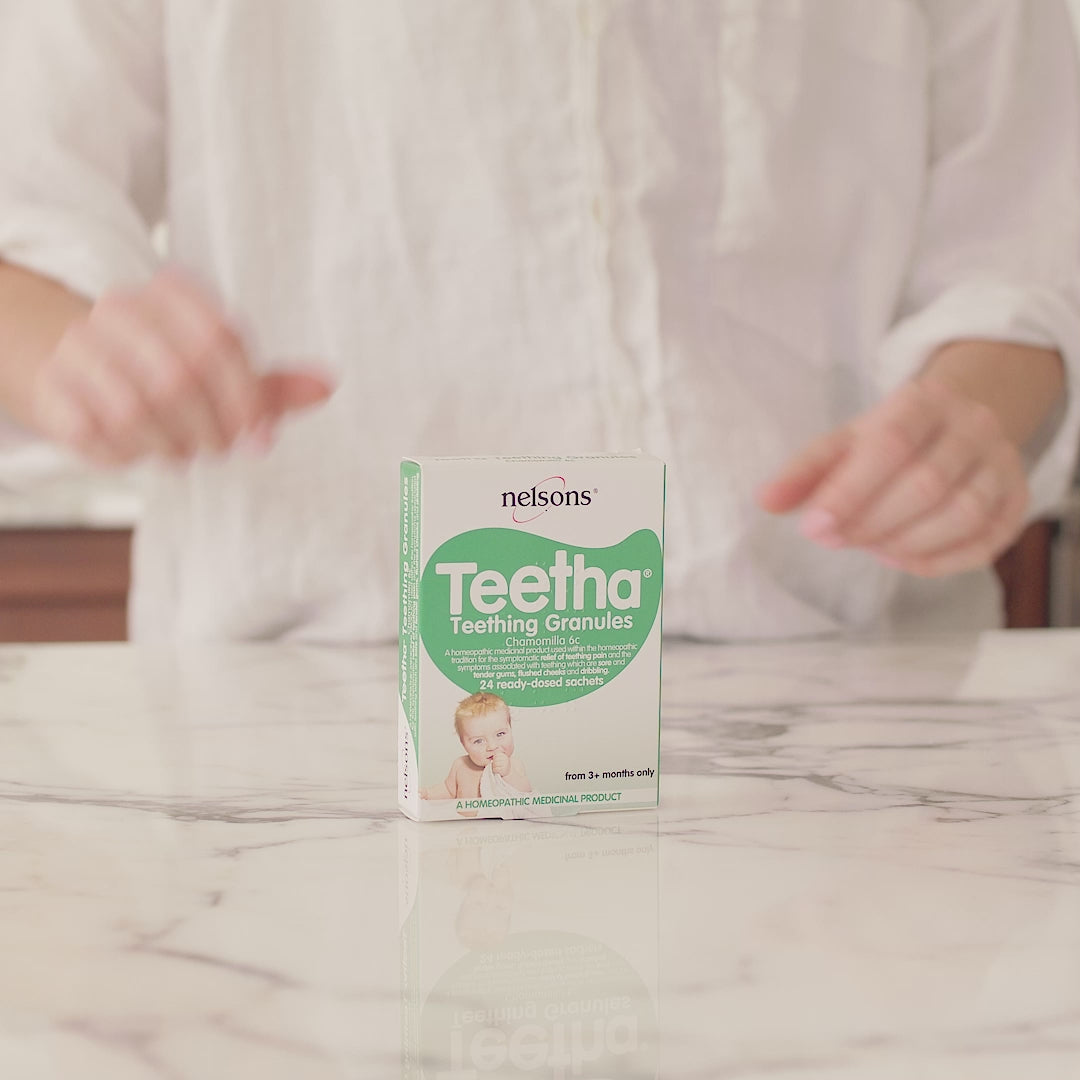 Video of a mum opening Nelsons Teetha teething sachet.